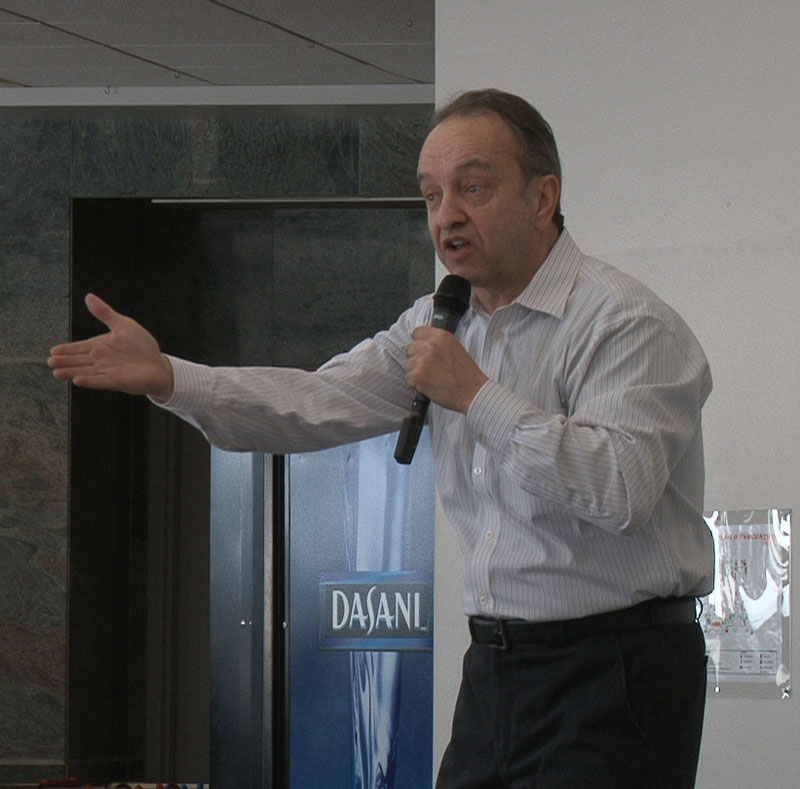 Marcel Leboeuf livre sa passion à des élèves et des parents au CIMIC