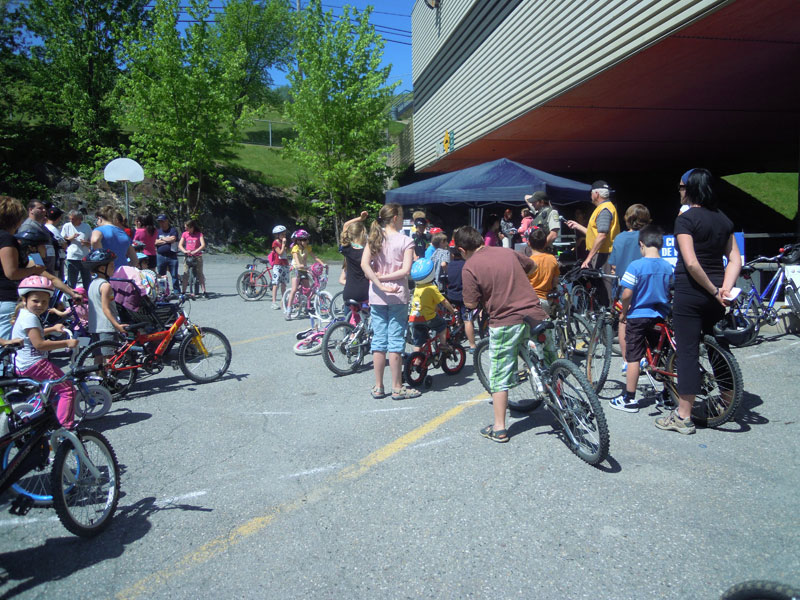 Petits et grands amateurs de vélo relèvent le Cyclo-défi Optimiste sous le soleil!