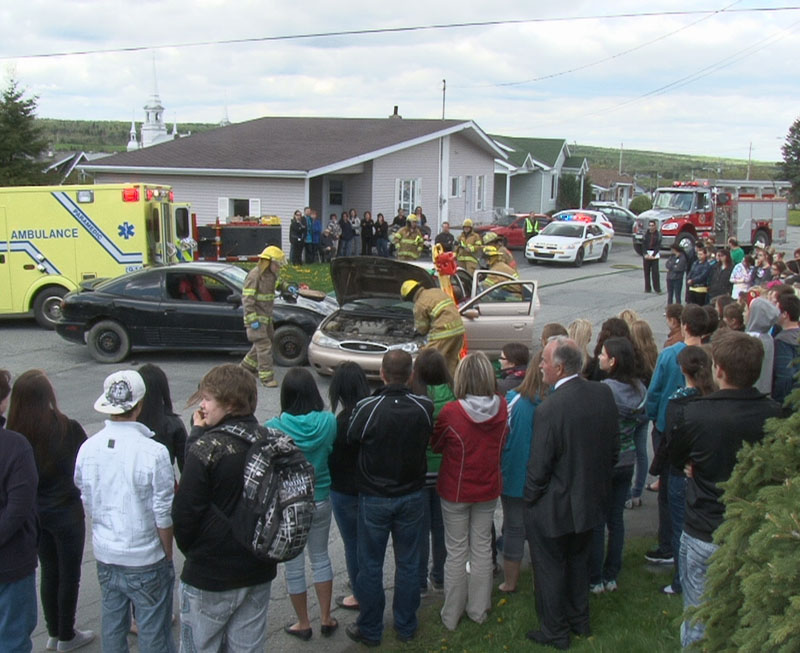 Des élèves de la Polyvalente Bélanger assistent à une simulation d'accident mortel