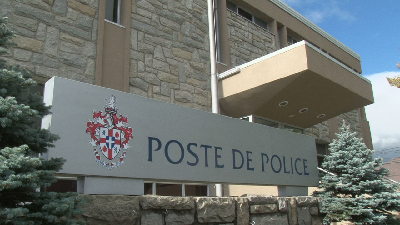 Une conductrice perd les pédales et enfonce une clôture et un hangar à l'aéroport