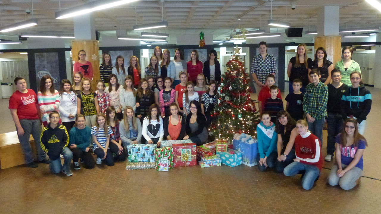Des enfants démunis reçoivent l'aide de 500 Pères Noël à Benoît-Vachon