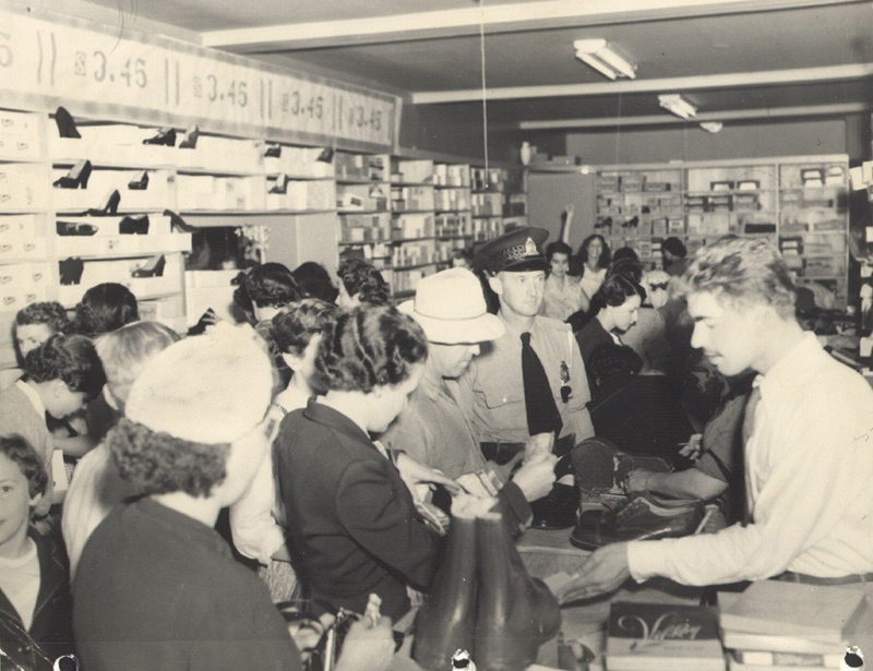 Le magasin adjacent à l'usine de vêtements St-Georges Shoes