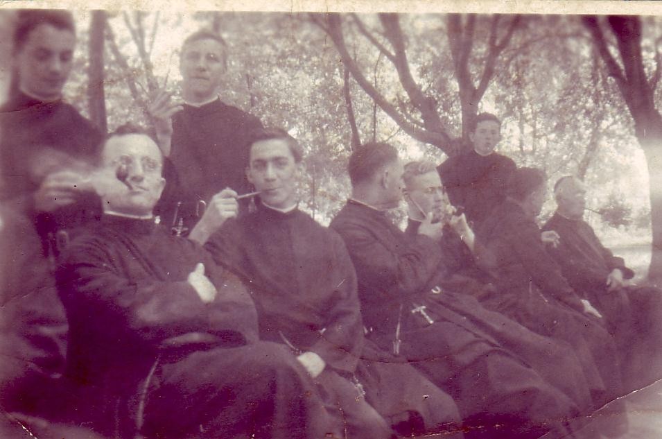 Les frères fumant la pipe. ( À droite, le frère Auxence).