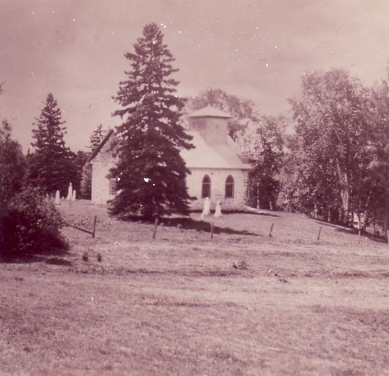 Beatrice Laweryson près de la grosse épinette au St Paul cemetery, Cumberland Mills