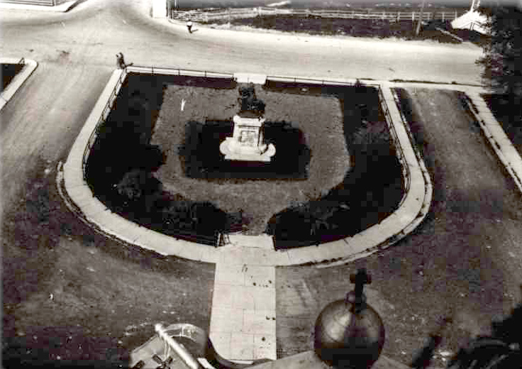 Cour avant de l'église de l'ouest en 1945