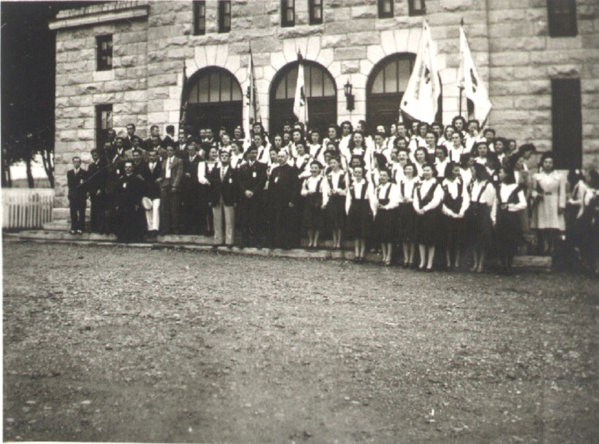 Devant la Salle Paroissiale