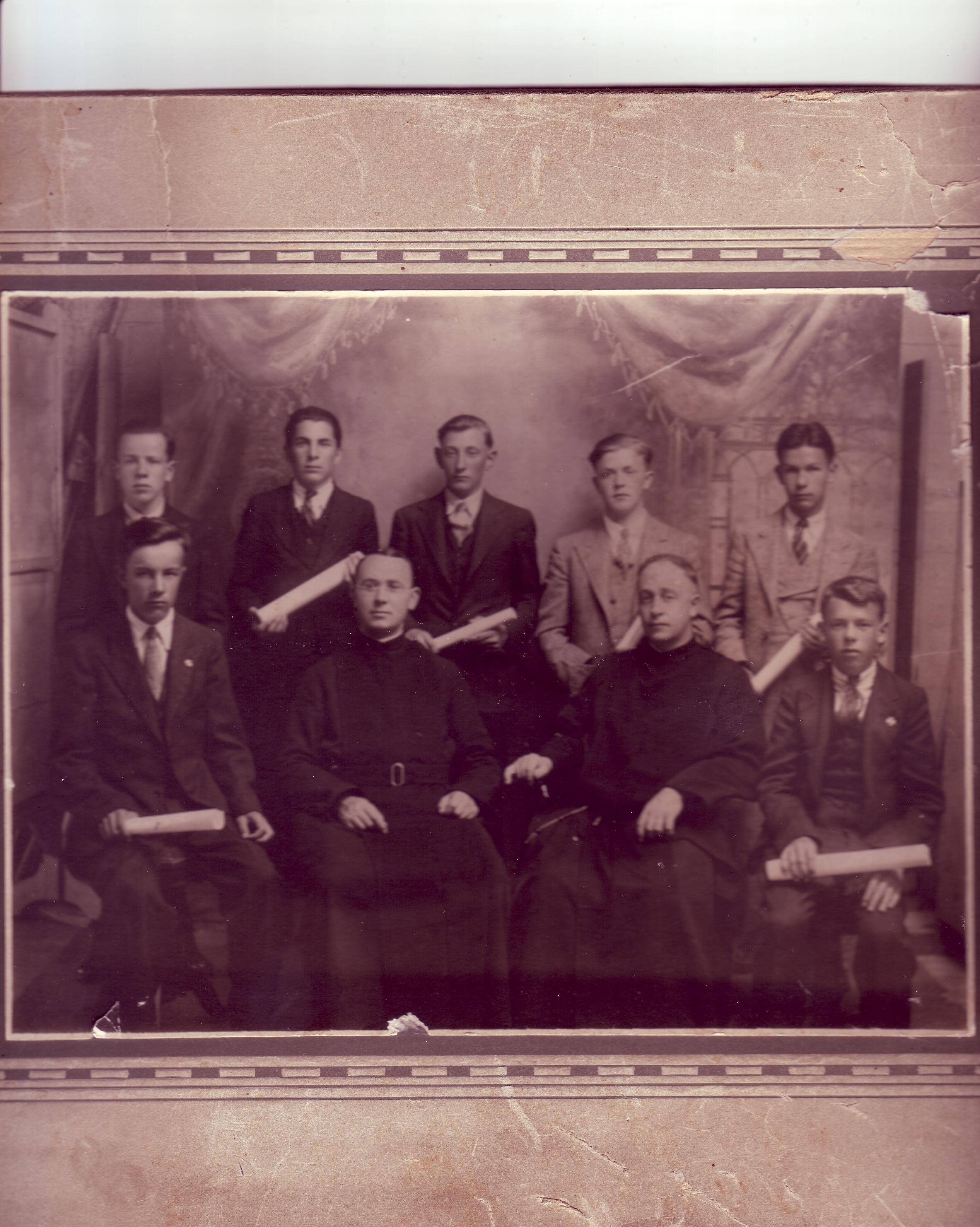 Finissants de la 8e année de l'Académie commerciale Notre-Dame du Sacré-Coeur (vieux collège de St-Georges) en 1935.