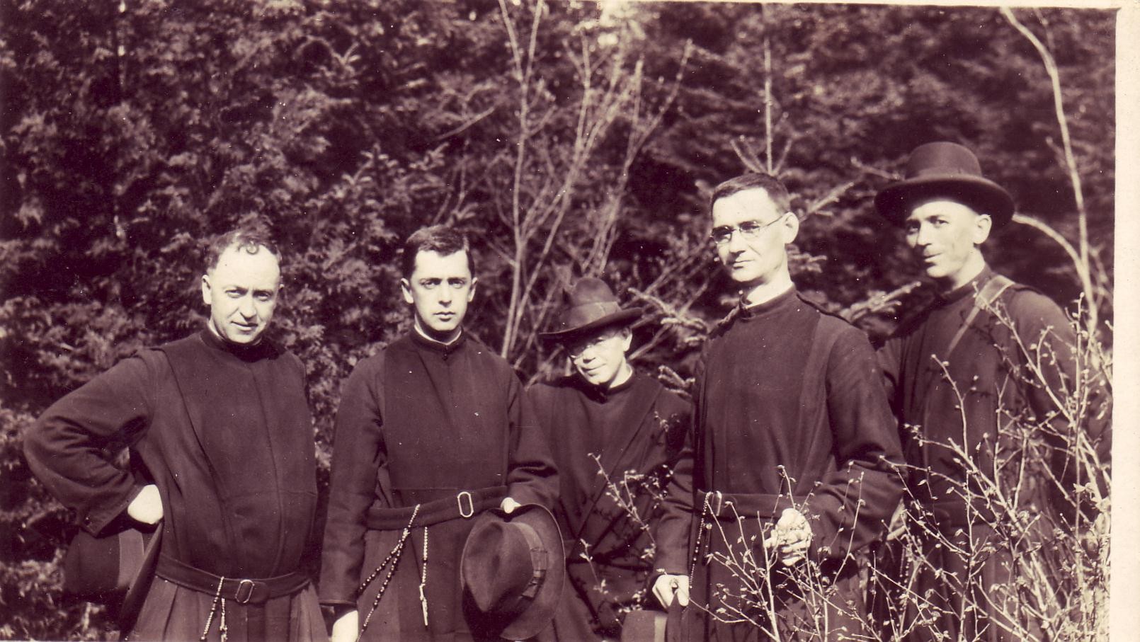 Cours de botanique du Frère Walbert (4e à droite)  (Photo Claude Gilbert).