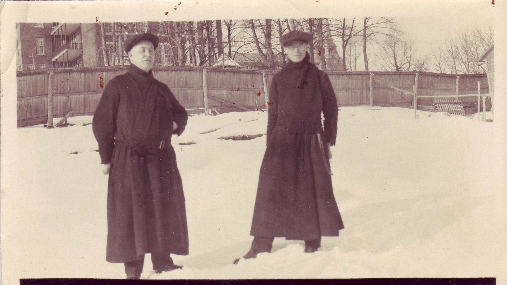 Frère Émile à gauche enseignant la 1e année au vieux collège et spécialiste des bouliers compteurs ainsi que le frère Viateur à droite. (Photo originale Claude Gilbert).