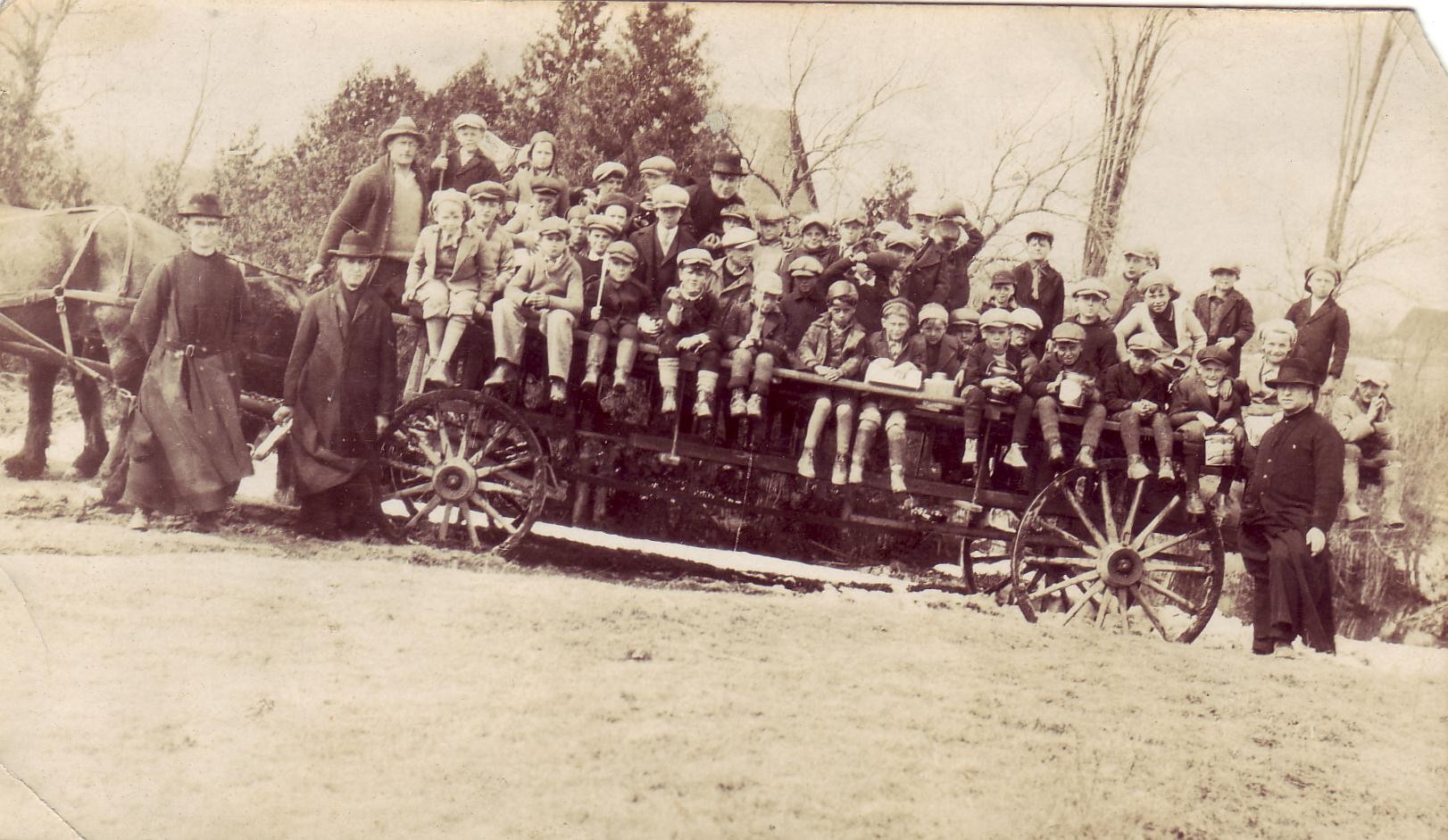 Les frères en charettes vers les 7 chutes. (Photo Claude Gilbert).
