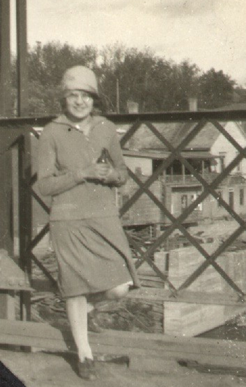 Femme sur le pont en 1927
