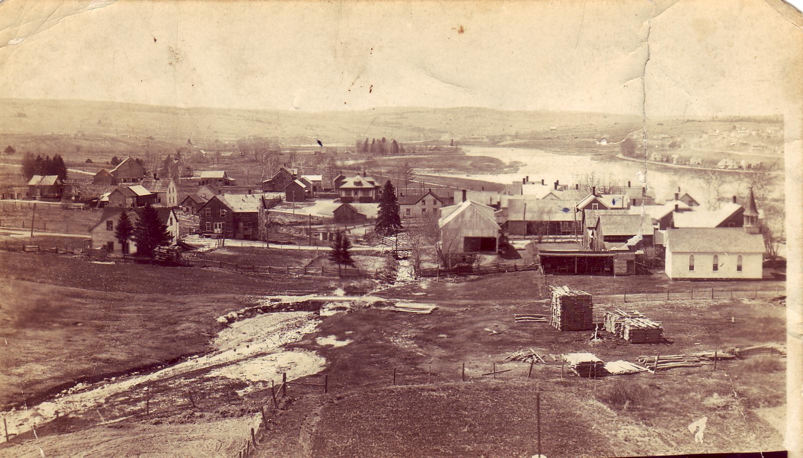 Vue du domaine. Chapelle anglicane et le ''jérôme brook'' (Photo originale Claude Gilbert).