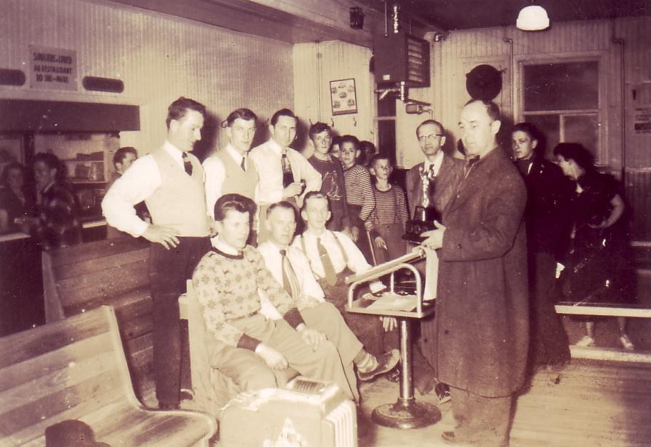 Éloi Poulin et Jean-Paul Gilbert aux quilles..(Photo Claude Gilbert).