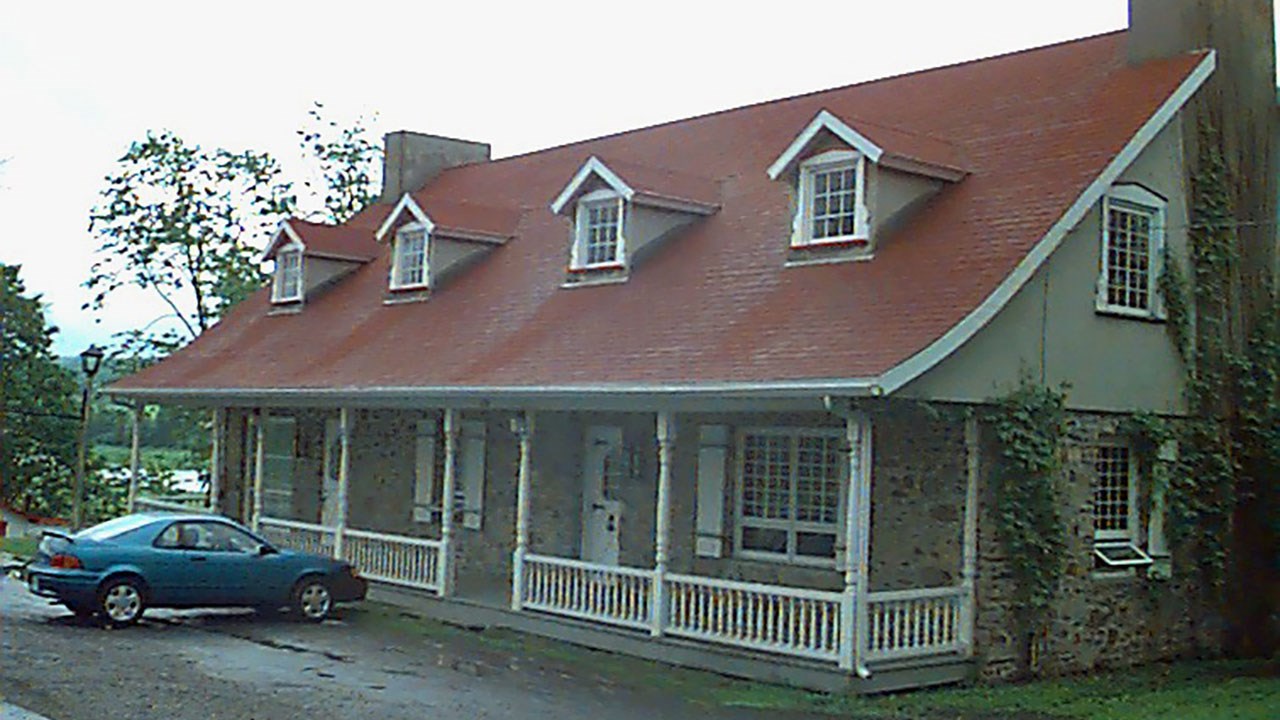 La maison au toit rouge sur le bord de la rivière