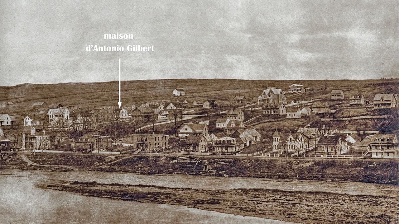 Ancienne maison au toit en mansarde sur la 2e Avenue