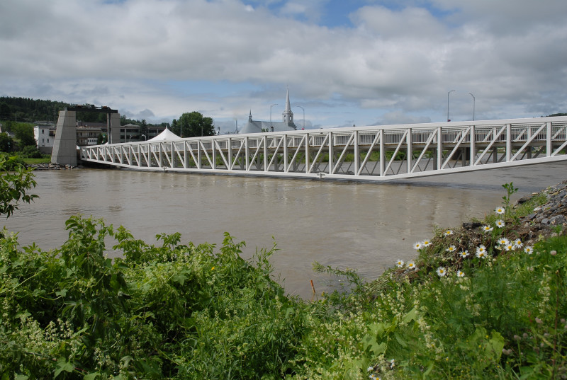 Une passerelle qui frôle l'eau
