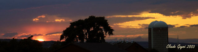 Coucher de soleil sur paysage agricole
