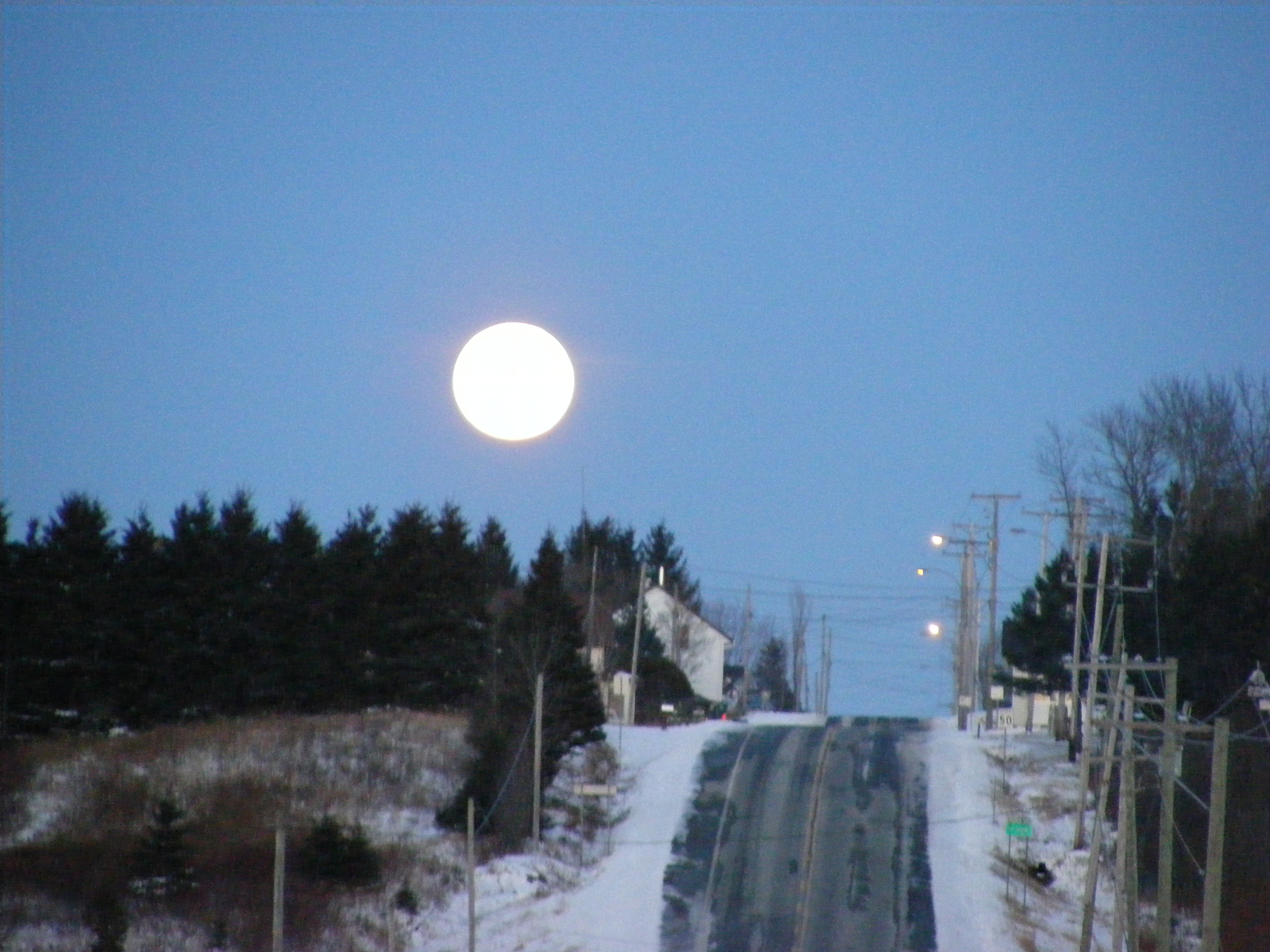 levée de la lune on diait presque le soleil