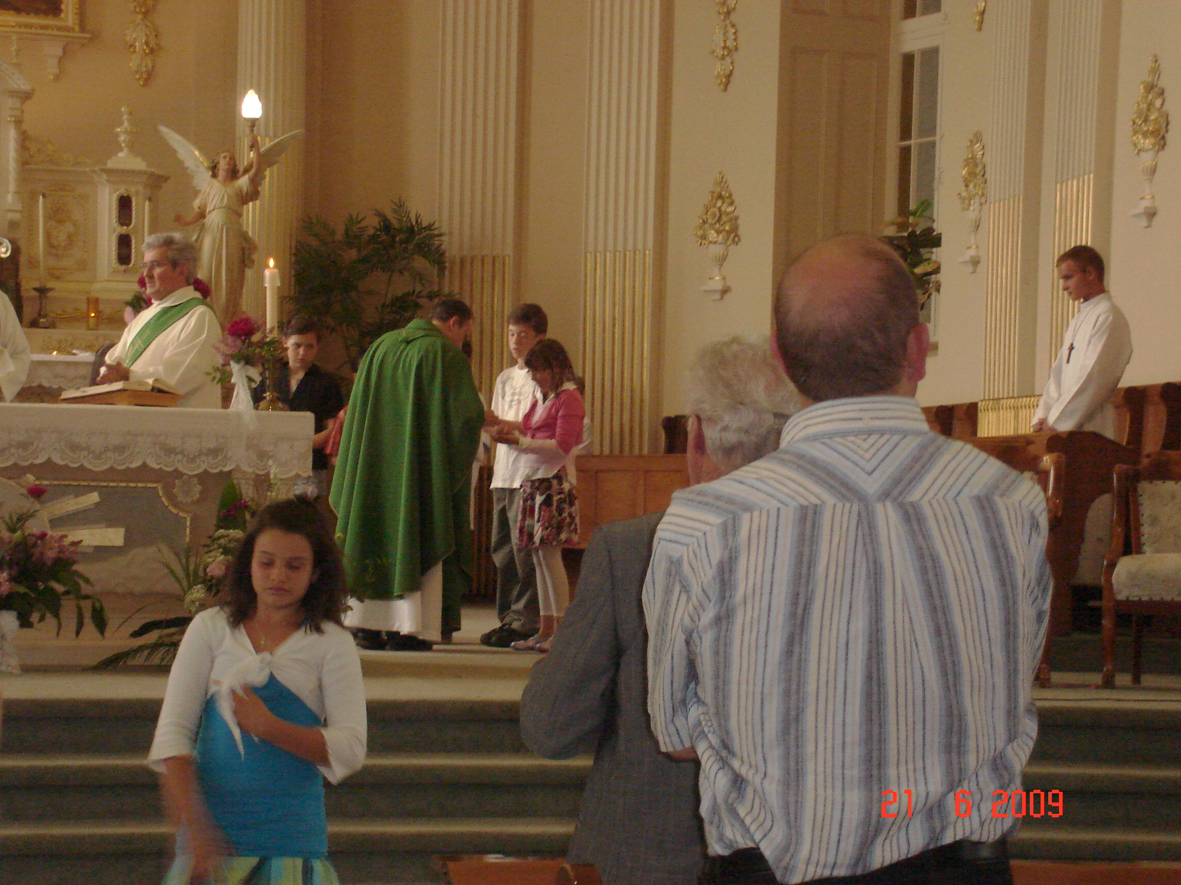 Communion a Beauceville célébré par le curé Gislain Roy