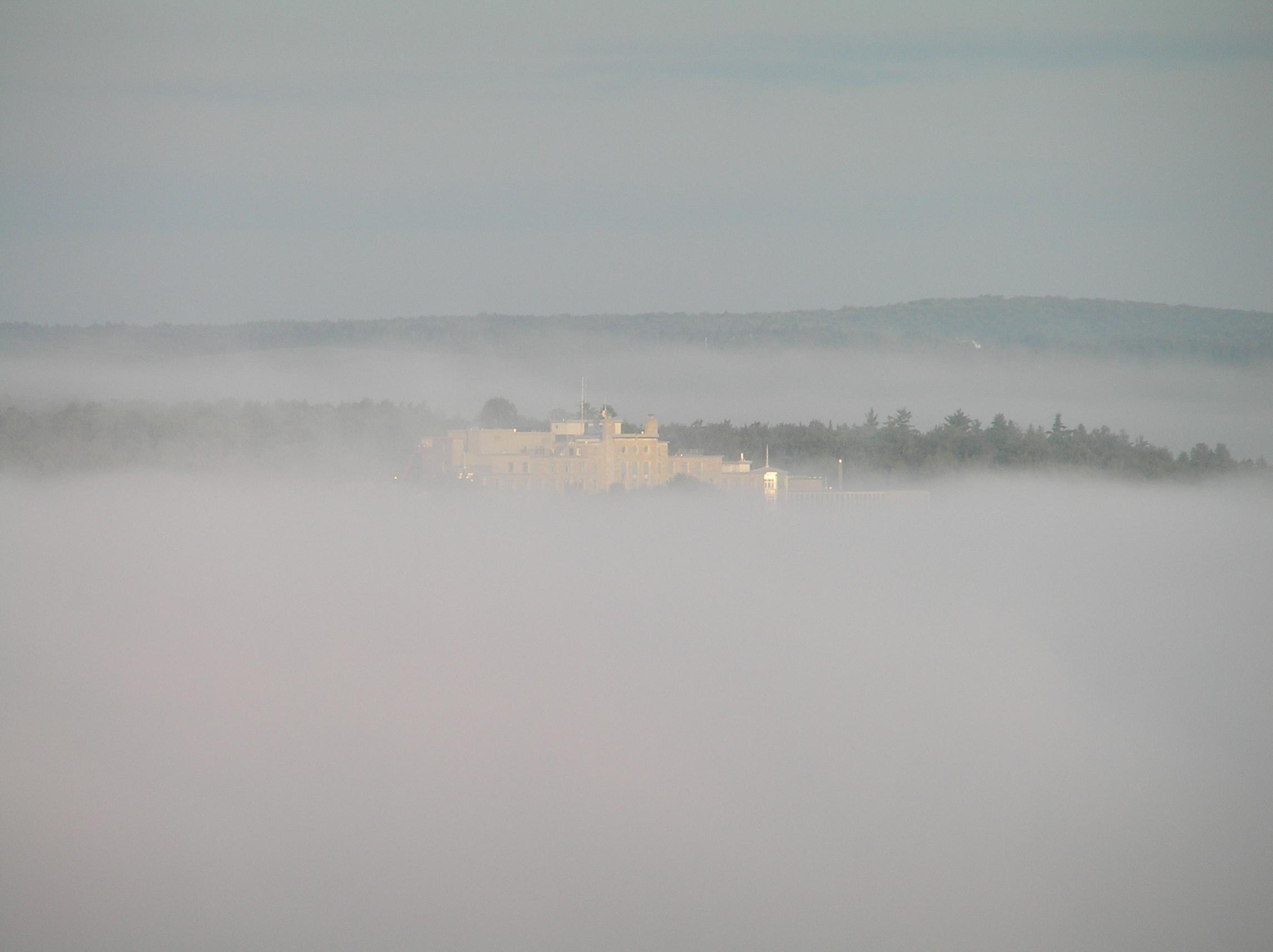 Hôpital dans la brume