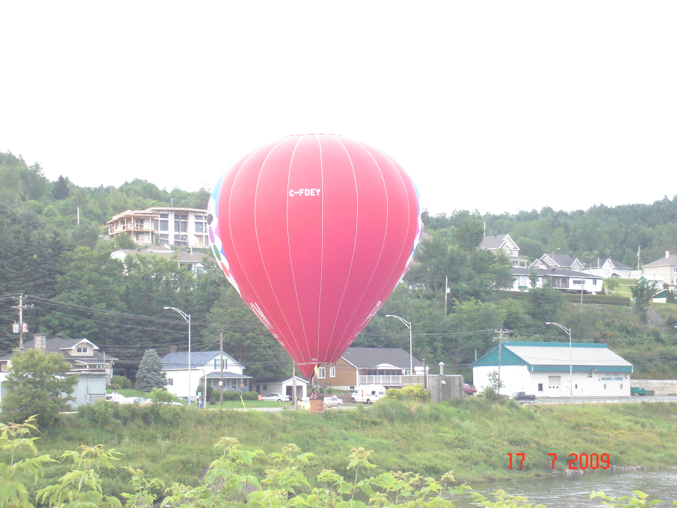 Mongolfière au-dessus rivière chaudière à beauceville