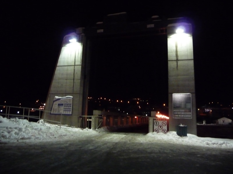 Entrée de la passerelle ... la nuit