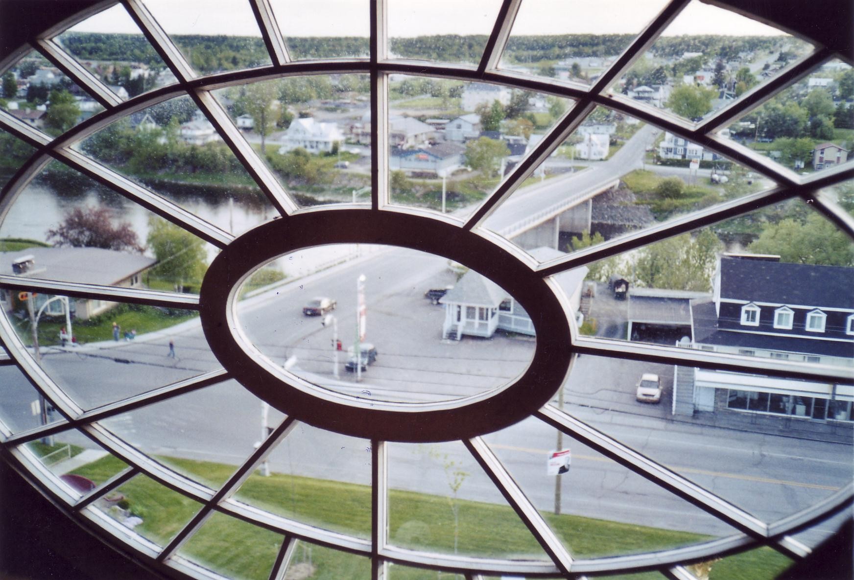 Pont de St-Martin à travers l'oeil-de-boeuf de l'église