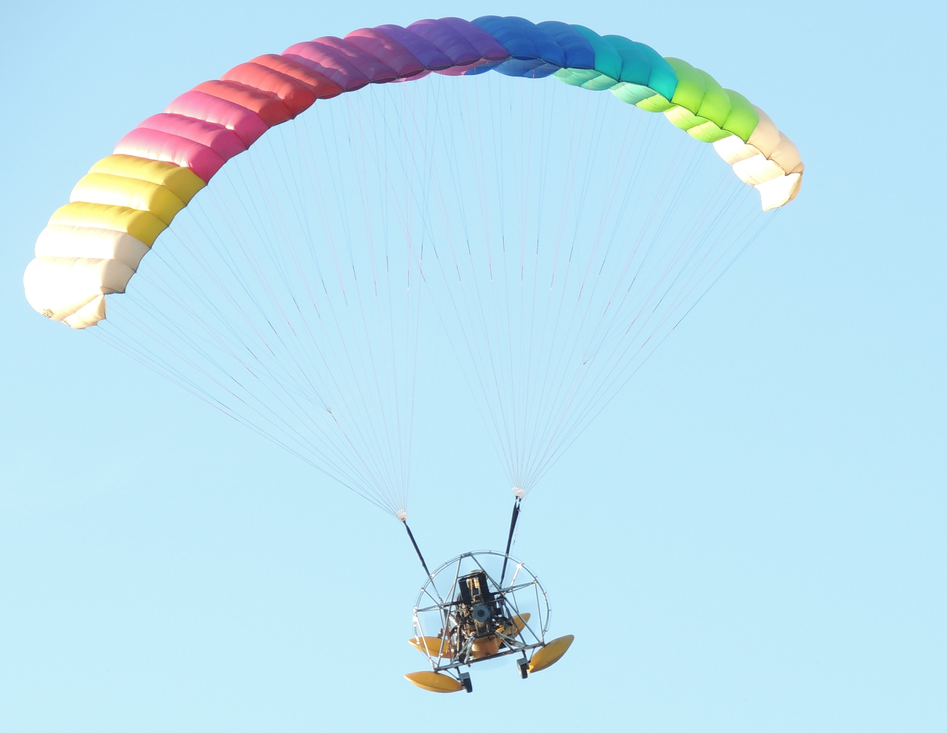 Parachute motorisé en visite au centre ville St-Georges