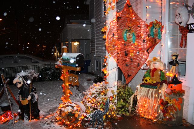 Décoration d'Halloween le soir sous la neige