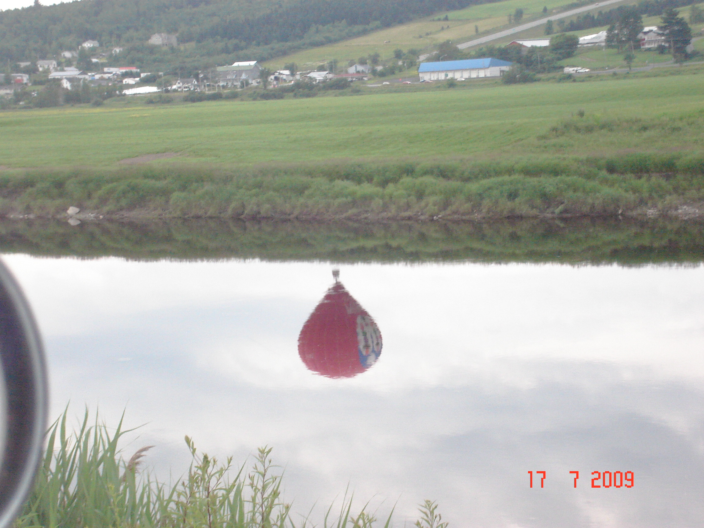 reflet dans eau de la mongolfière 
