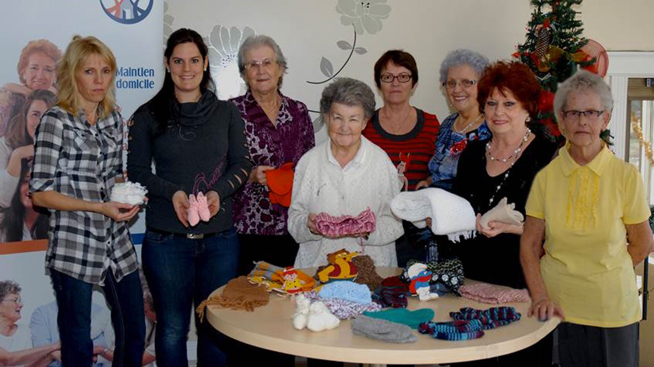 Du tricot en guise de cadeau pour les familles défavorisées
