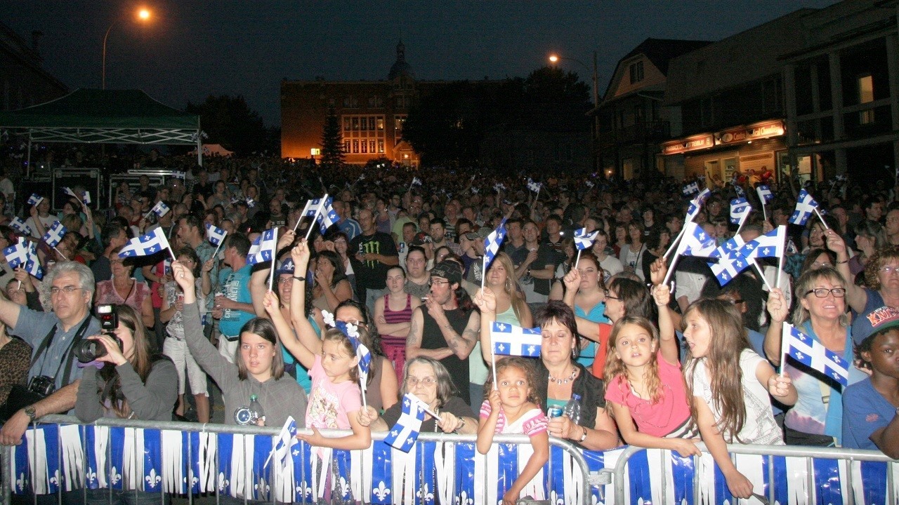 La Place de l'église était bondée pour la Fête de la Saint-Jean