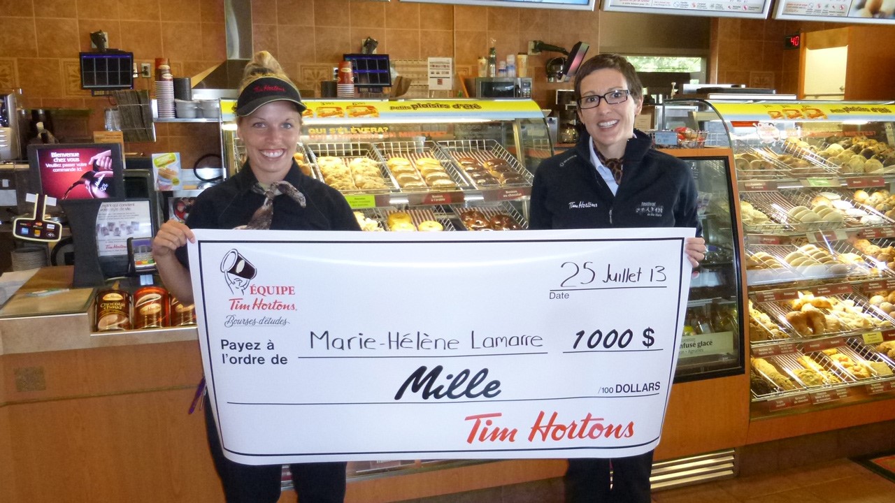 Une employée du Tim Hortons reçoit une bourse pour son engagement 