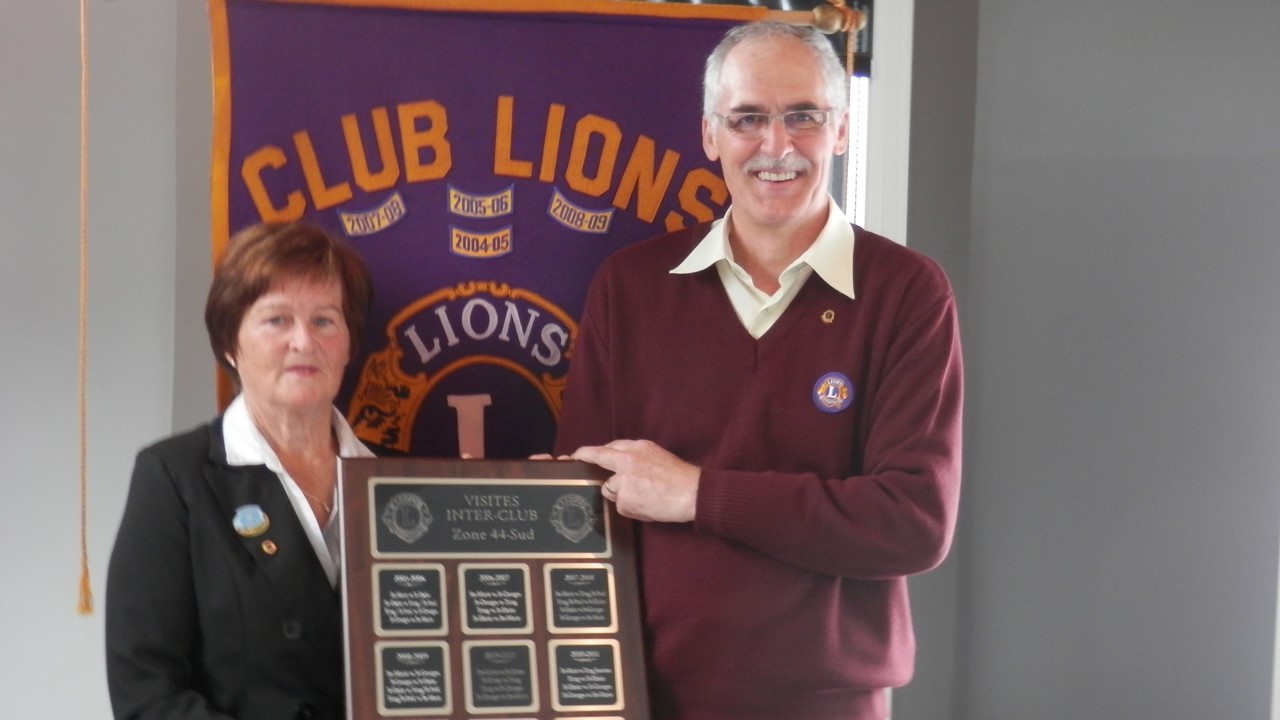 Les Clubs Lions de la Beauce s’échangent la plaque honorifique par solidarité