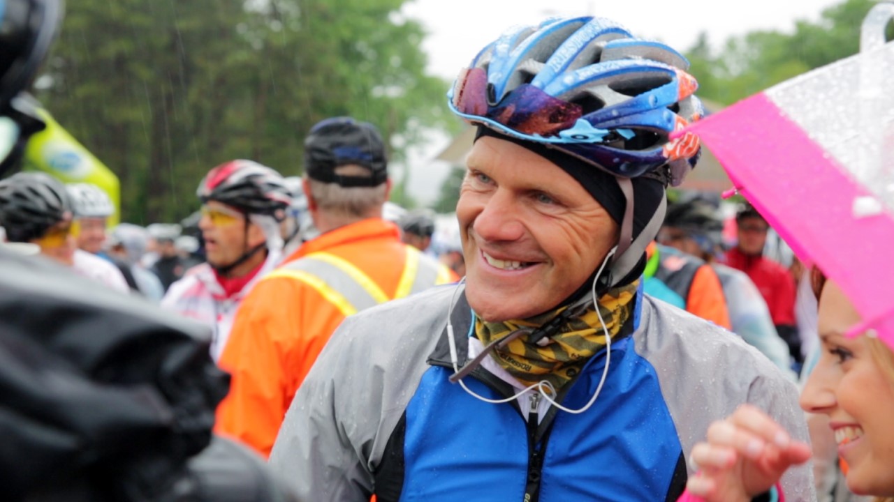 Le sourire malgré la pluie lors du passage du Grand Défi Pierre Lavoie à Saint-Georges
