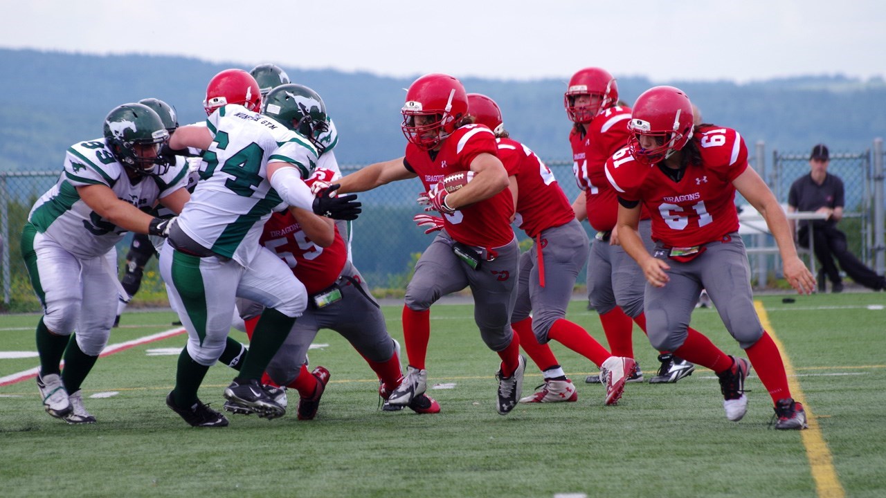 Les Dragons de la Beauce-Etchemin remportent une éclatante victoire de 64 à 6 contre Saint-Bruno