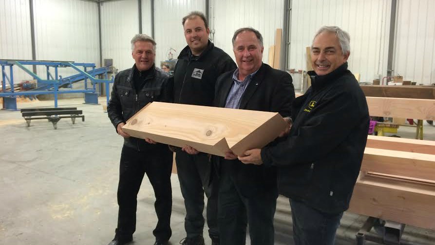 Paul Busque rencontre des travailleurs en compagnie du ministre Laurent Lessard