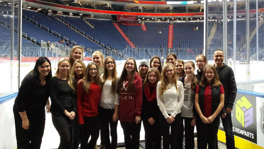 Des élèves de l'école Jésus-Marie interprètent l'hymne national au Centre Vidéotron