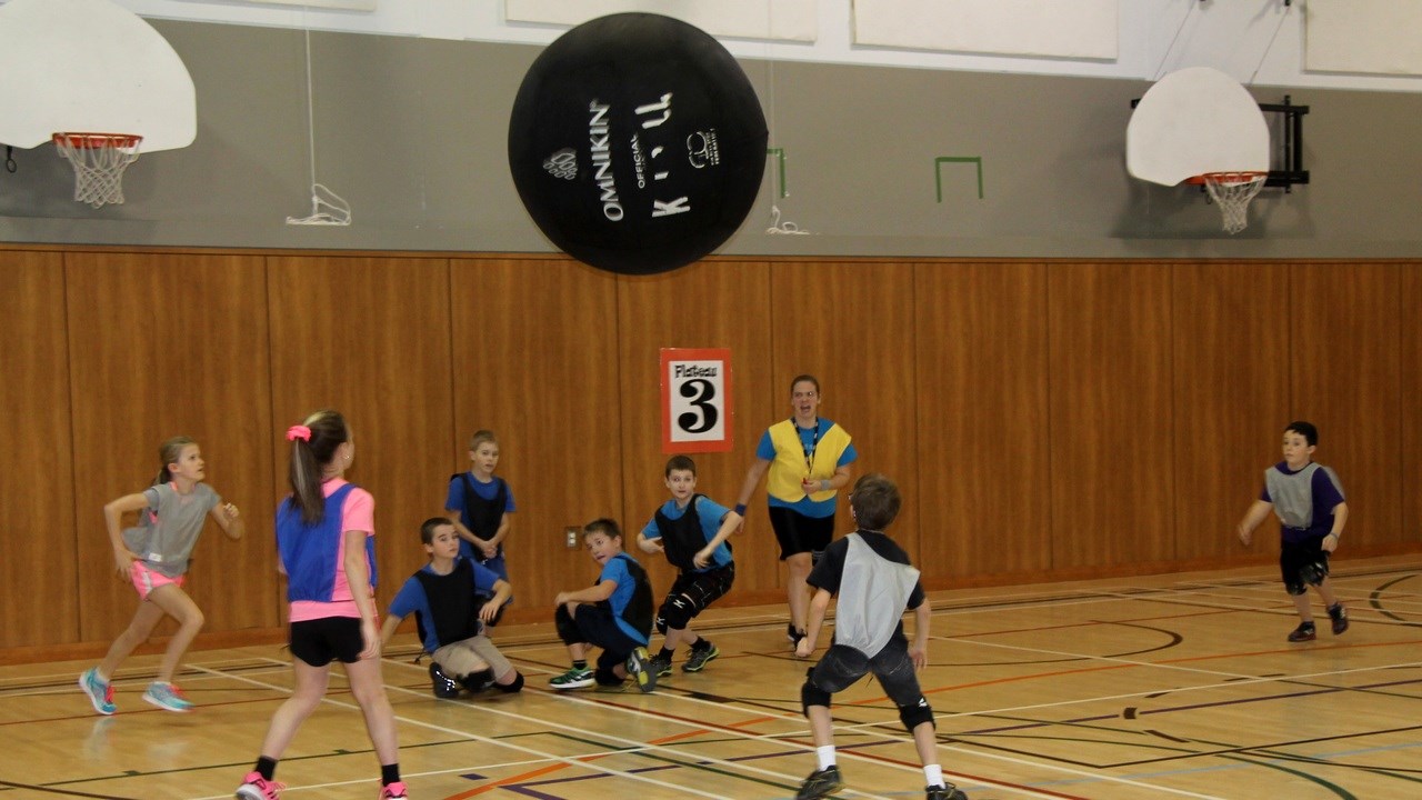 Près de 350 jeunes participent à un tournoi de kinball à Sainte-Marie