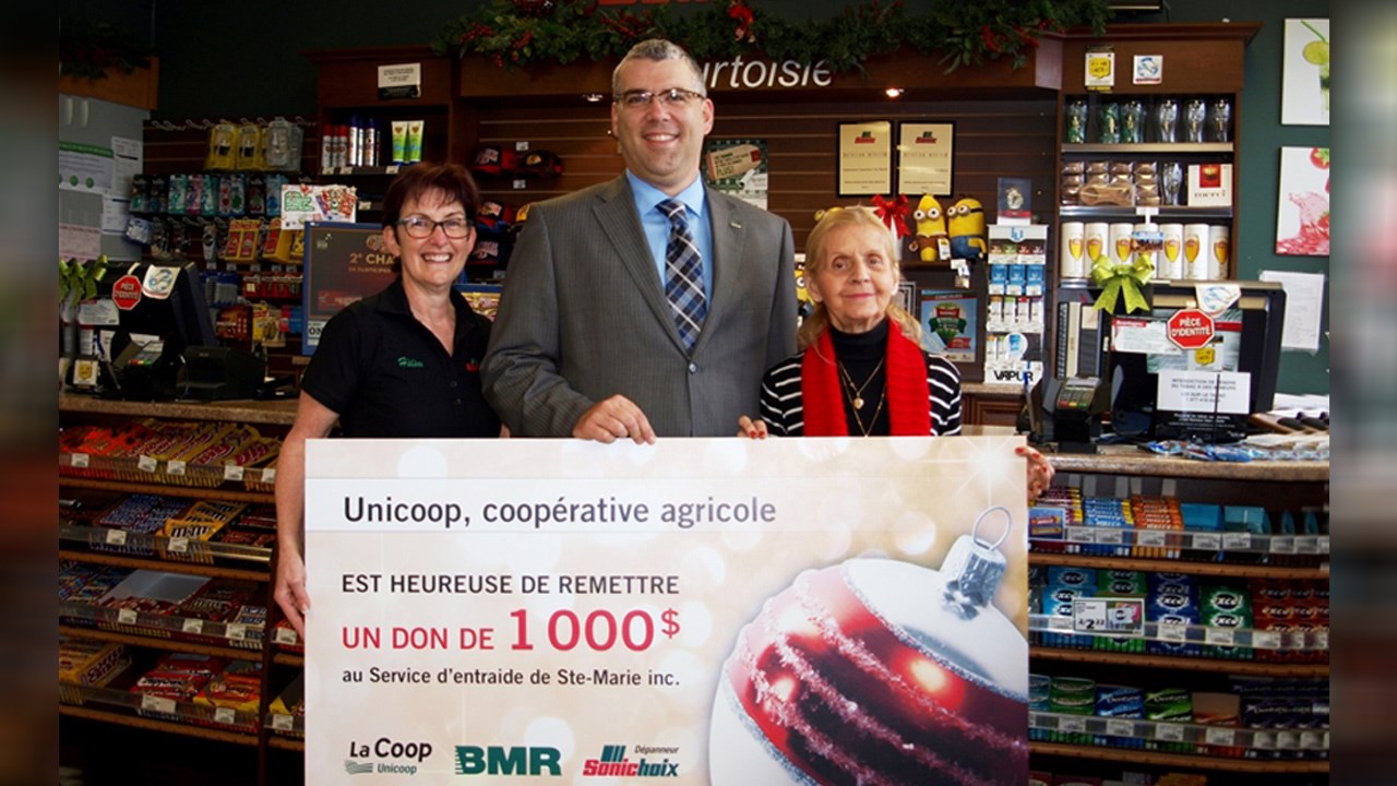 Unicoop remet 1 000 $ de denrées au Service d'entraide de Sainte-Marie