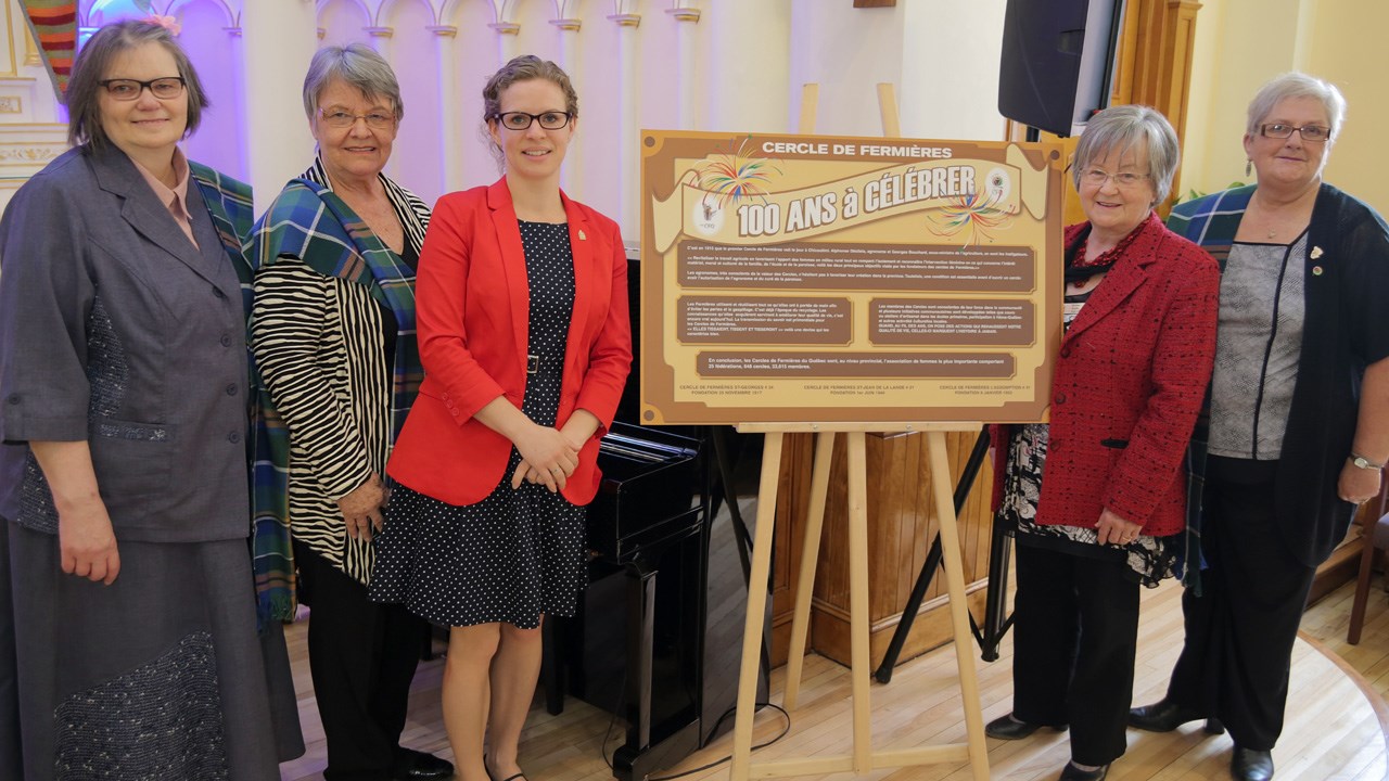 La Ville de Saint-Georges salue l’apport des Fermières en leur offrant une plaque commémorative