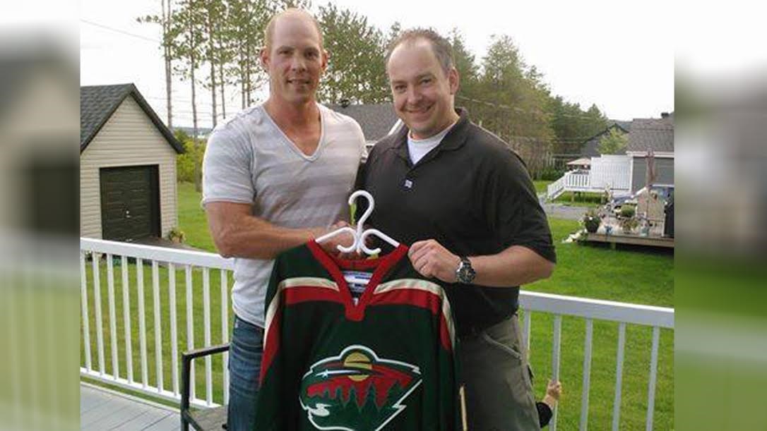 Stéphane Veilleux remet son chandail du Wild pour la bonne cause