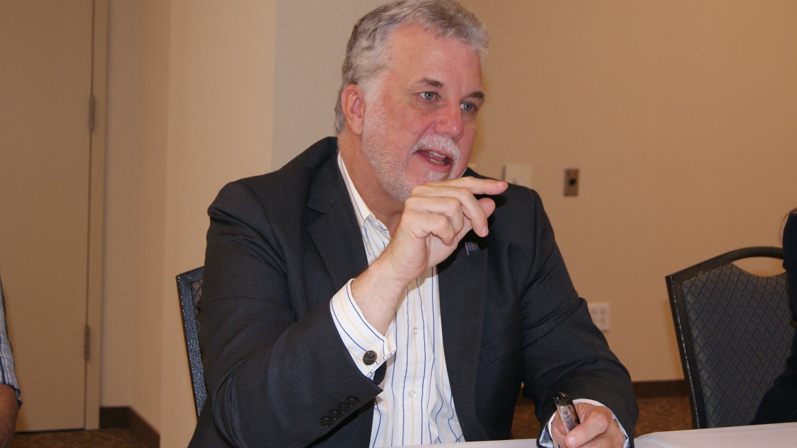 Le premier ministre Philippe Couillard est heureux que les Libéraux tiennent leur caucus en Beauce