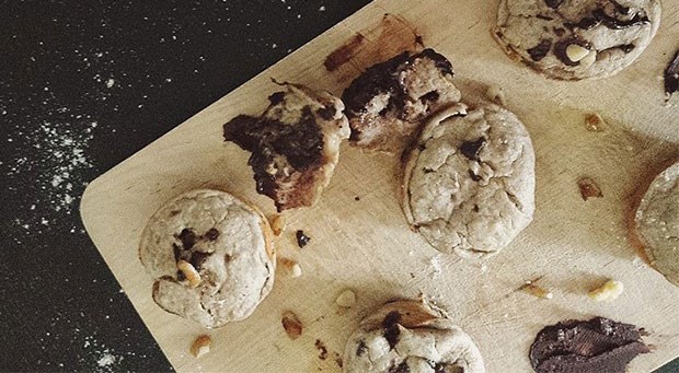 Délicieux muffins aux bananes, noix de grenoble et chocolat noir