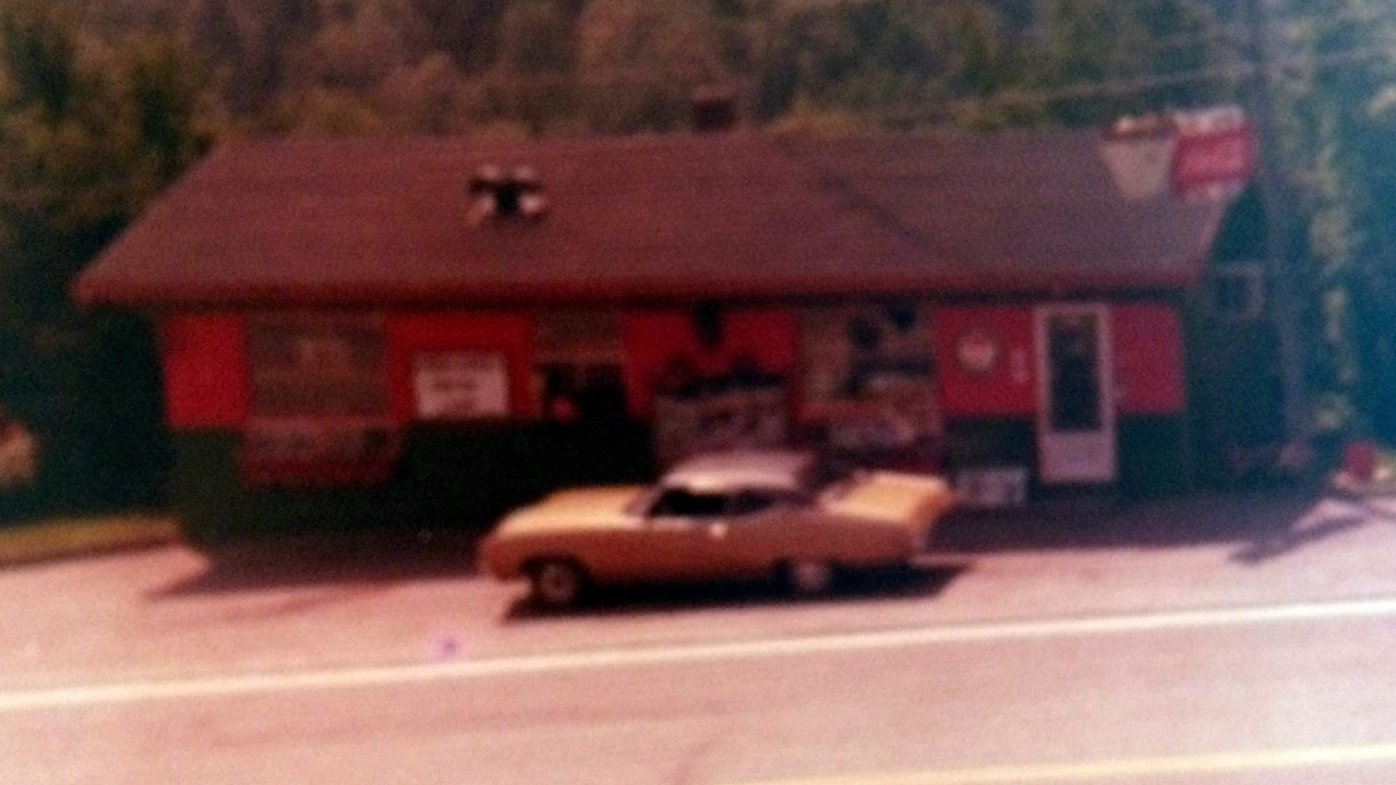Normand DeLessard présente des souvenirs de Chez Lorraine