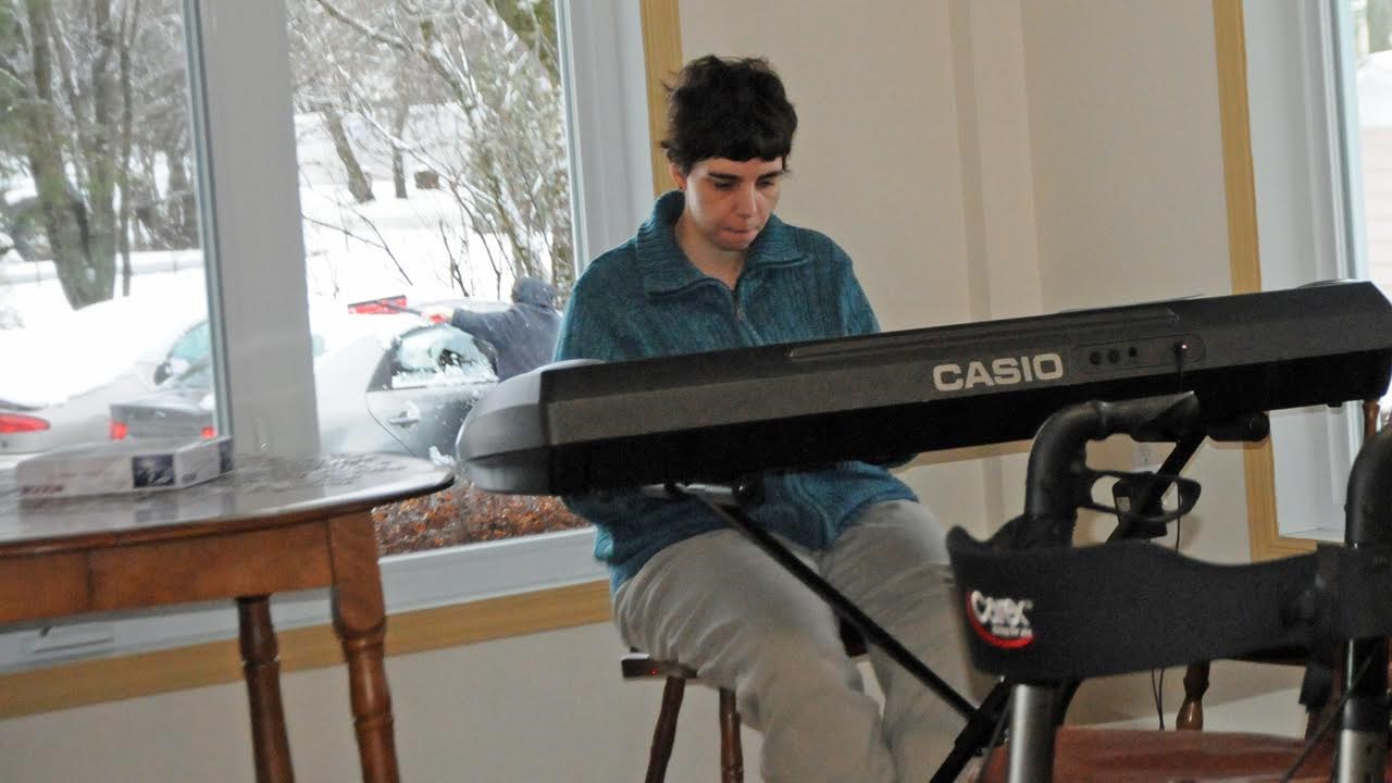 La pianiste Dominicke Saillant charme les résidents du Manoir de la Roselière