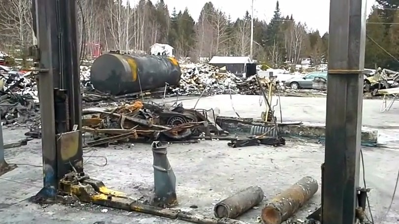 Normand DeLessard présente des images du garage Dupuis et Frère de Saint-Ludger trois jours après son incendie