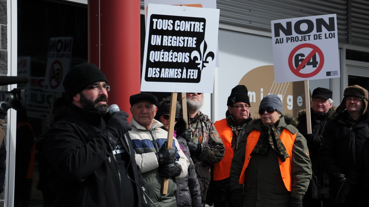 Une centaine de manifestants s'oppose à la création d'un registre québécois d'armes à feu
