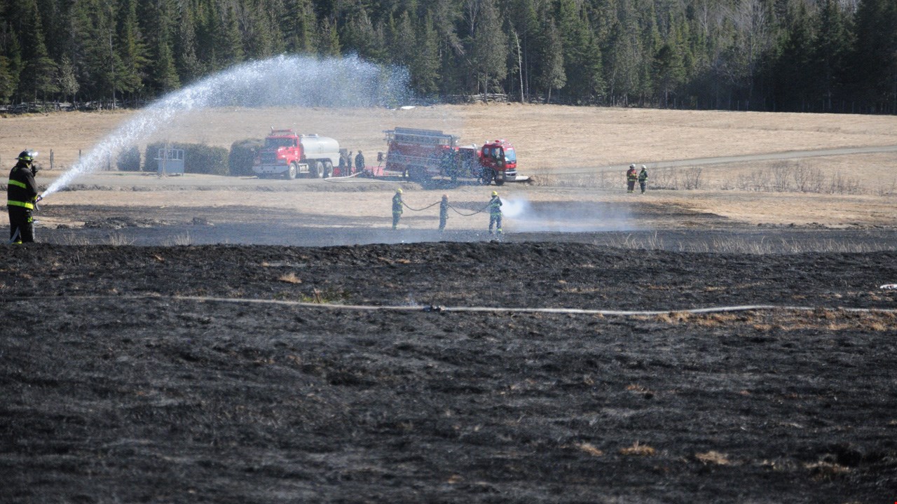 Le feu ravage un champ à Saint-Jules