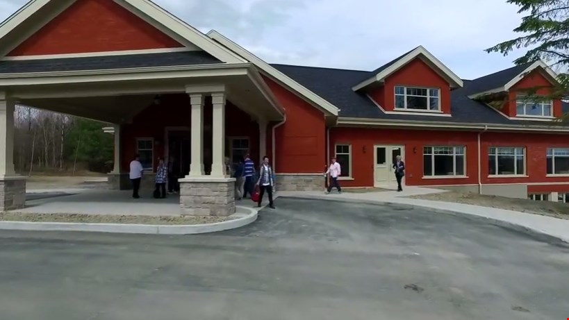 Normand DeLessard présente des images de la nouvelle Maison Catherine de Longpré de Saint-Georges